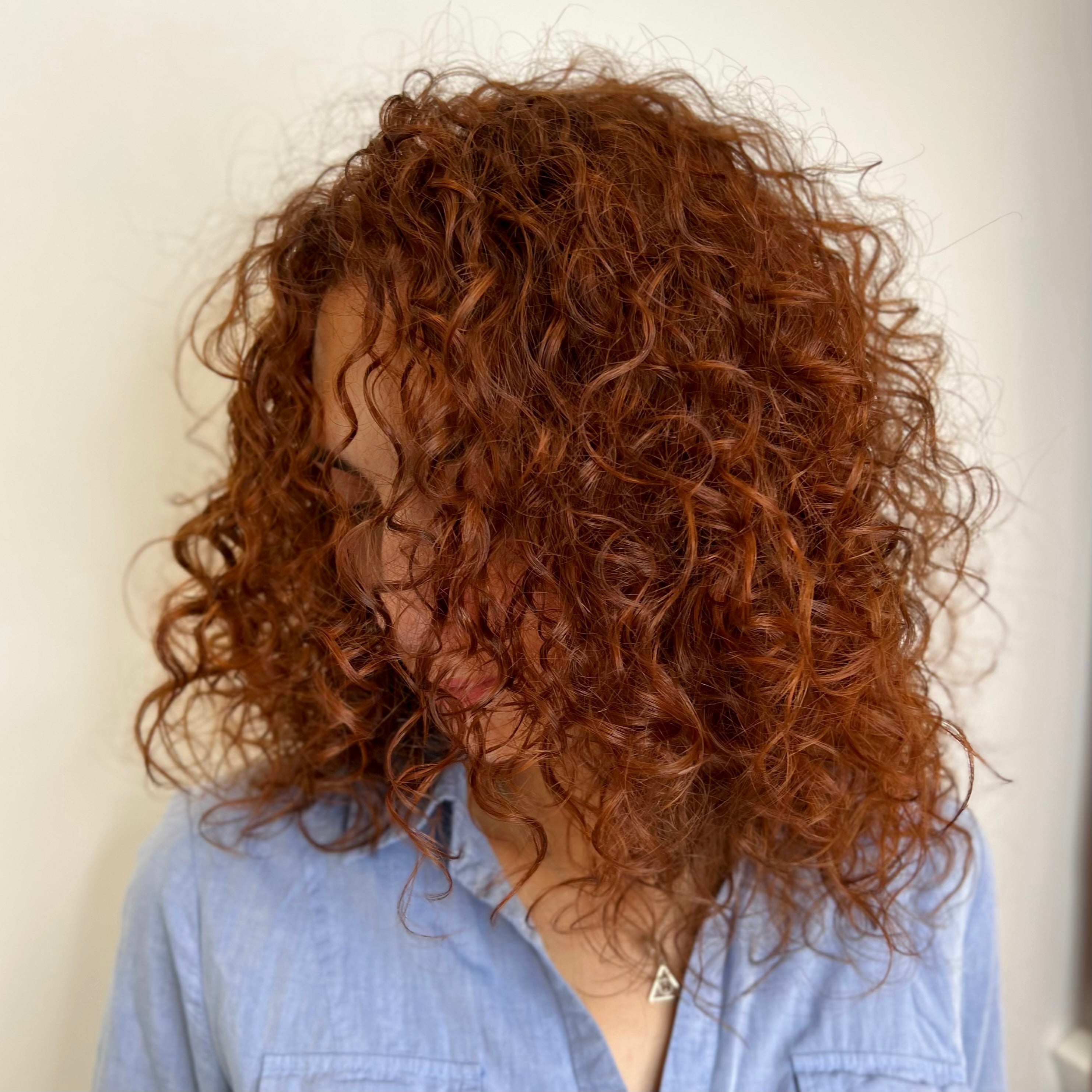 Comment prolonger la tenue d’un gloss sur cheveux bouclés