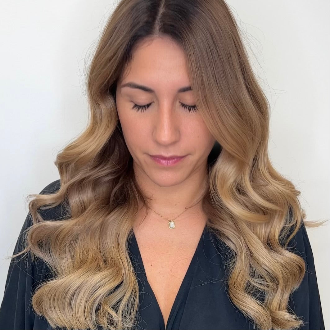 Femme aux cheveux longs et lumineux après une pose d’extensions sur mesure Bellami réalisée chez En Privé by Dany S à Aix-les-Bains.
